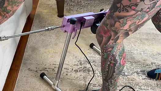 Aku dientot habis-habisan sama mesin seks sampai orgasme asli!