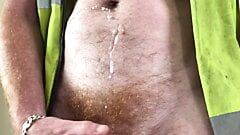 Nackte Tradie Builderin schießt Sperma über rothaarige Schamhaare und isst Sperma von unbeschnittenem Schwanz