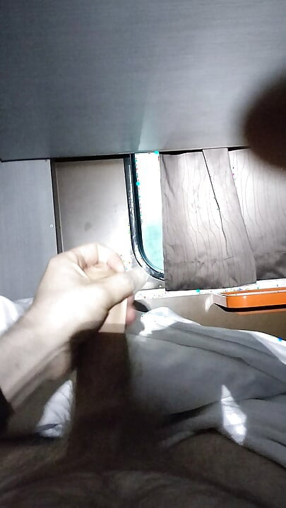 Masturbasi di dalam kereta.