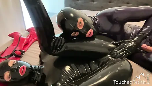 TouchedFetish - Latex - Gummi-fetisch-paar im glänzenden catsuit - Amateur-sub-sklavin wird dominiert und geknebelt - Maledom, BDSm