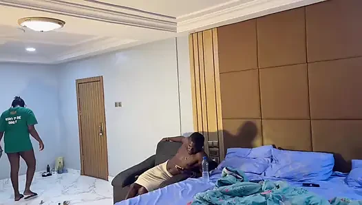 Tukang bersih-bersihku bilang pake pantat bahenolku