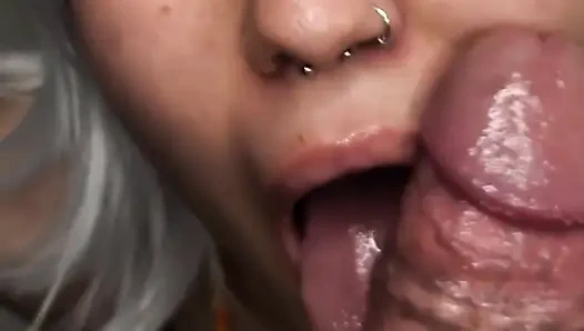 Мне нужно было пососать хороший большой член, пока я не овлажу всю сперму