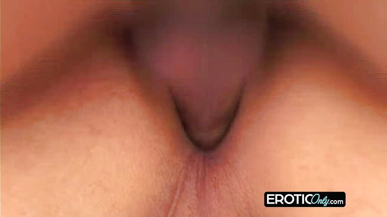 Tgirl anal rozciągnięty szeroko wycieka grube obciążenia spust