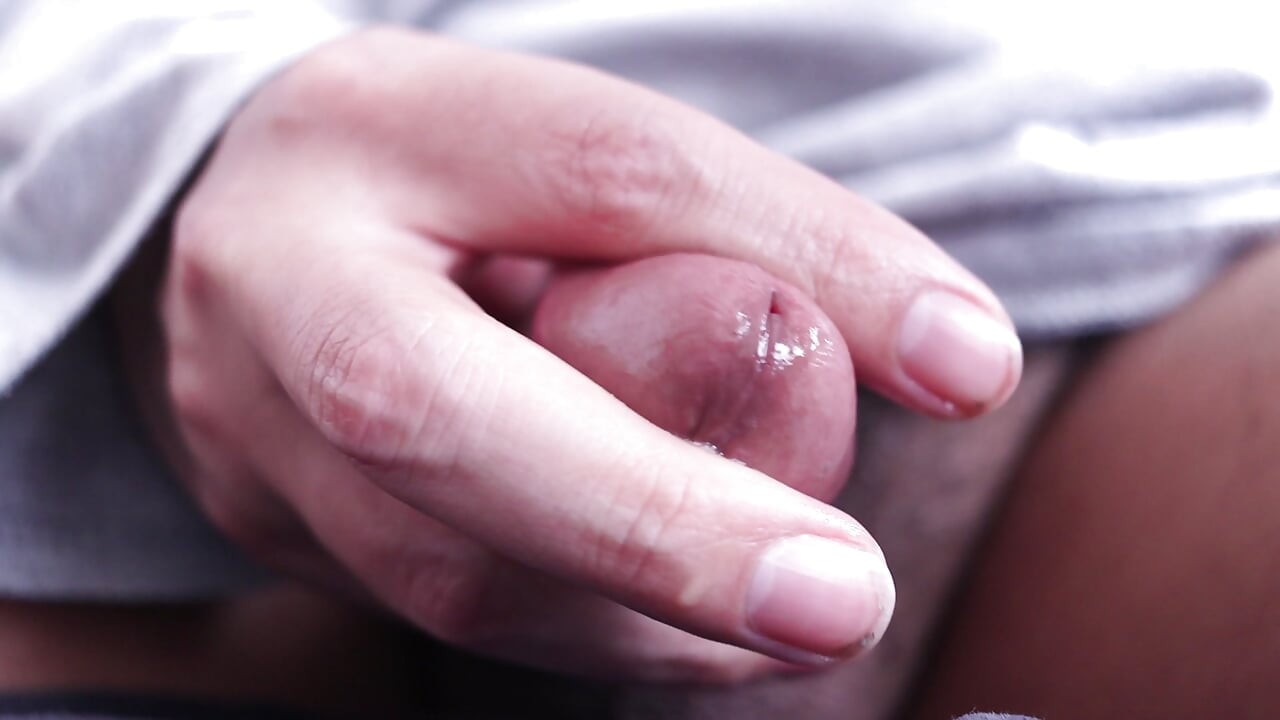 main glans yang intens membuatku keluar precum seperti orang gila
