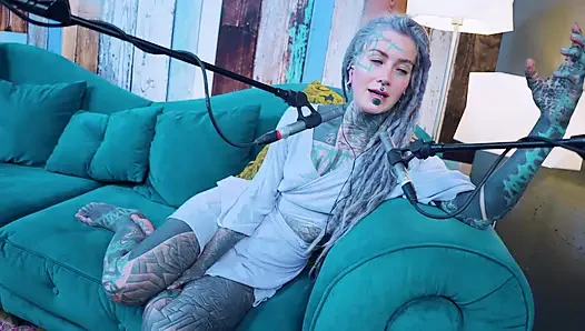 Ich spreche über J - Jelousy - ASMR podcast SFW spricht goth dünnes mädchen dreadlocks tattoo-model mit tinte mädchen