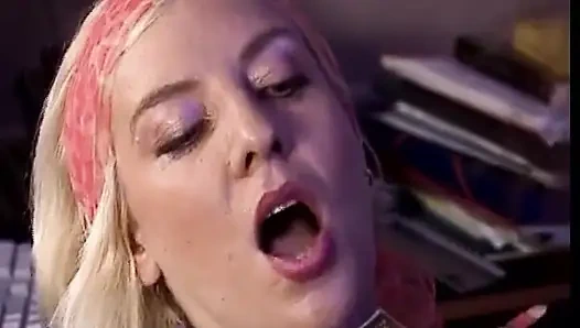 German MILF Got Both of Her Holes Fucked in DP Show