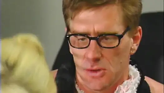 Üçlü seks - iki sarışın kız kardeş ofiste büyük bir yarağı paylaşıyor