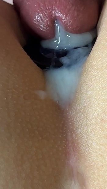 Milf viene scopata a pecorina e lascia che il suo culo ed il suo plug anale squirtano pieno di sperma. Una bella sborrata in primo piano.