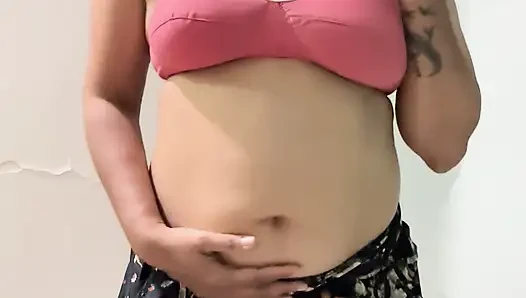 Heiße desi-mollige milf zieht große möpse aus