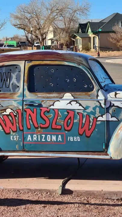 La señora Samantha 'parada en la esquina de Winslow, Arizona' y manejando su Mustang convertible rojo | Clip 2