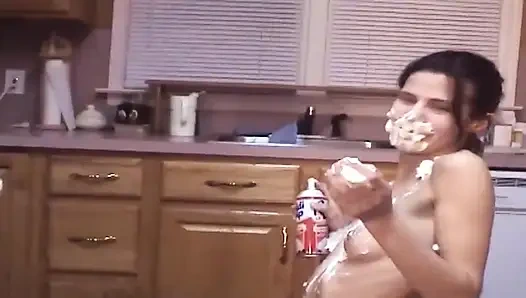 Islak mutfak hatunları her yere krem şanti ve sos damlatıyor