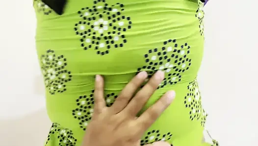Asılı memeli büyük götlü seksi hizmetçi patronun odasını temizlerken ofiste patron tarafından sikiliyor ve terfi alıyor