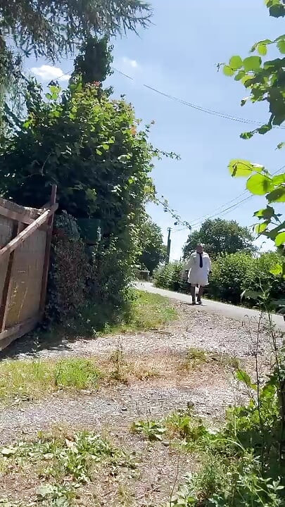 Çöpleri boşaltmak için hizmetçi gibi giyinmiş