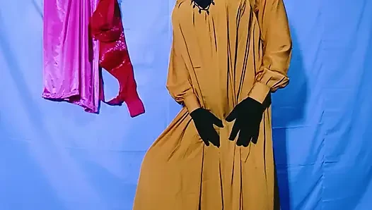 Istri India menjahit mesin tetapi dia juga punya pemikiran lain