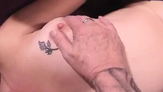MILF kann mit zwei schwänze gleichzeitig umgehen