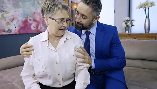 Geile oma fickt viel jüngeren hengst hart - wilde alterslücke muschi wird geritten