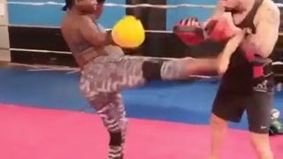 Une fille enceinte fait du kick boxing