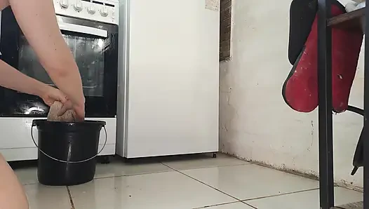 Hari hujan di Uruguay. Membersihkan dapurku.