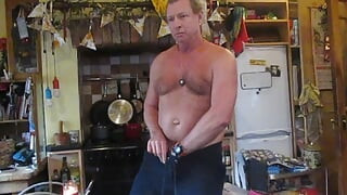 Akan Polski berbogel dan melancap batang berdenyutnya secara langsung pada kamera semasa penonton melancap