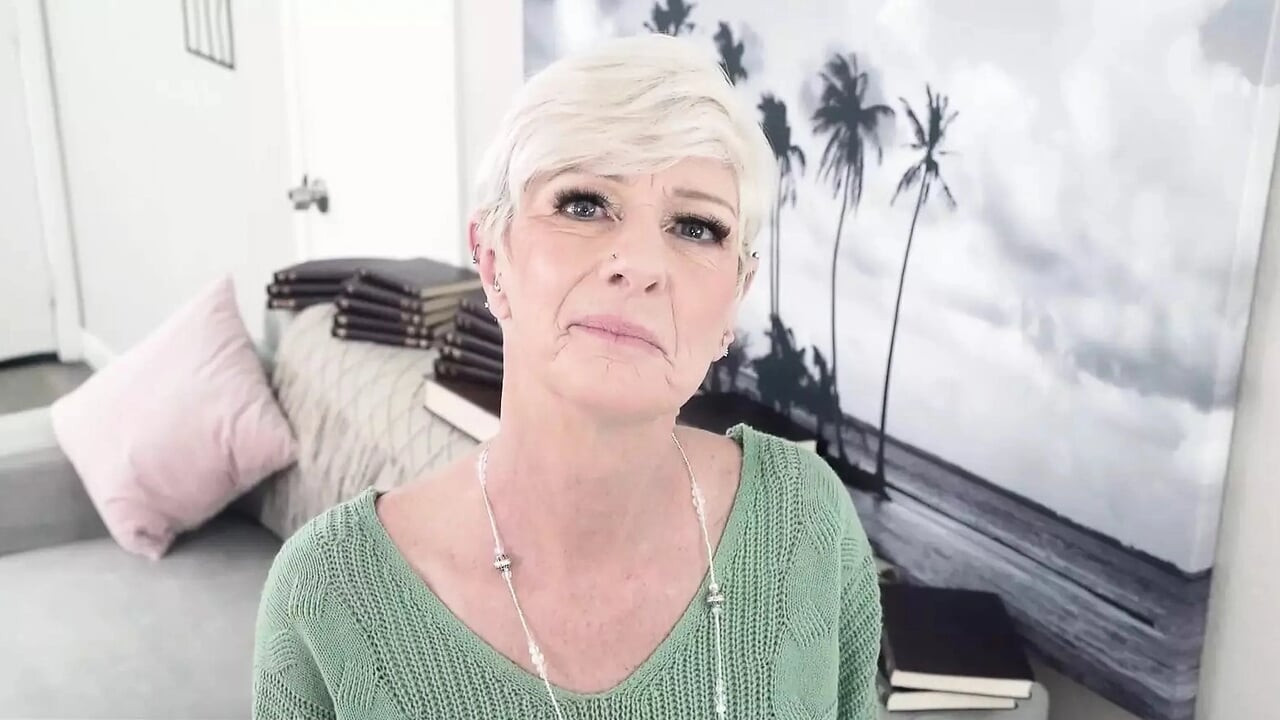 Stief-Enkel erwischt versehentlich seine Stief-Nana beim wilden Masturbieren mit einem riesigen Sextoy - PervNana