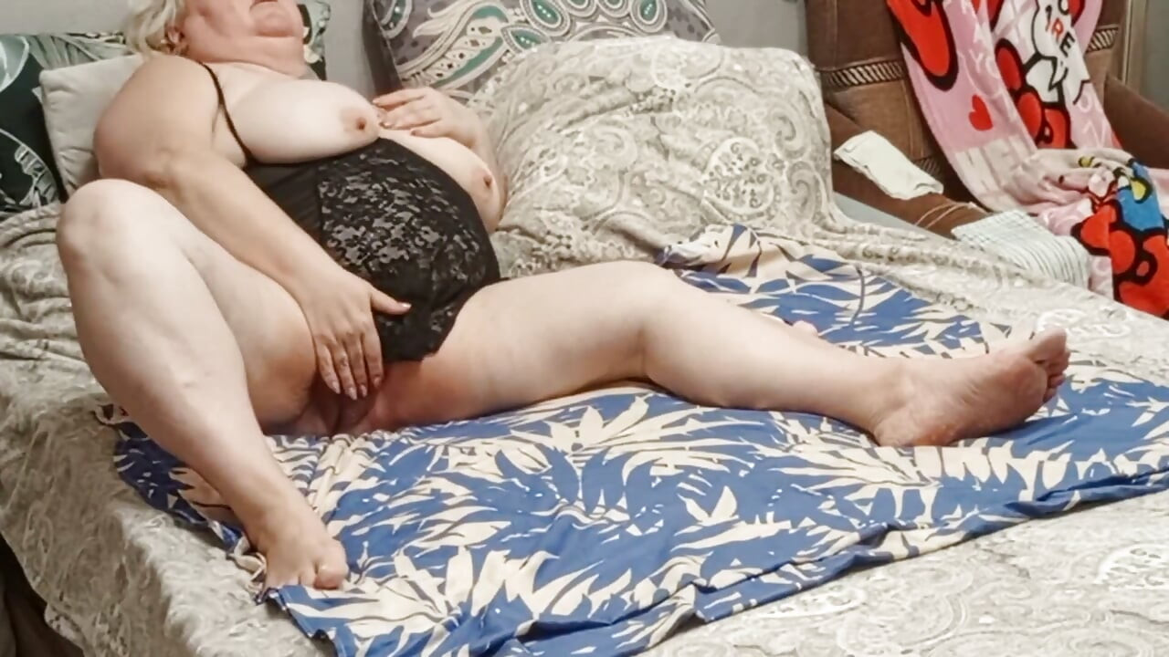 parosi khud ko dulaarta hai aur apni bari choot men hastamaithun karta hai