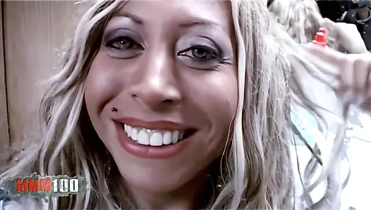 Büyük memeli venüs azgın sarışın venüs soyunuyor