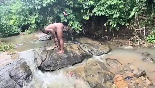Kami pergi ke sungai dan melakukan seks yang lembut