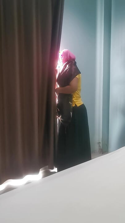 Indonesian housewife secretly met her husband before he returned home.