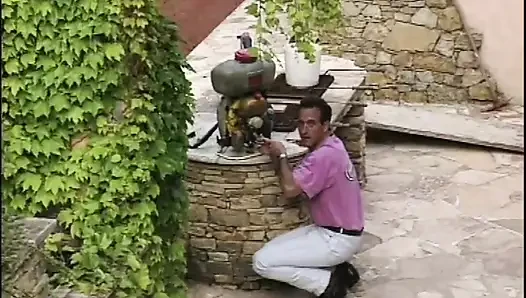 Ein Körper, Der so Perfekt Ist, Ist Unwiderstehlich: Er Fickt Sie Im Garten in Den Arsch.
