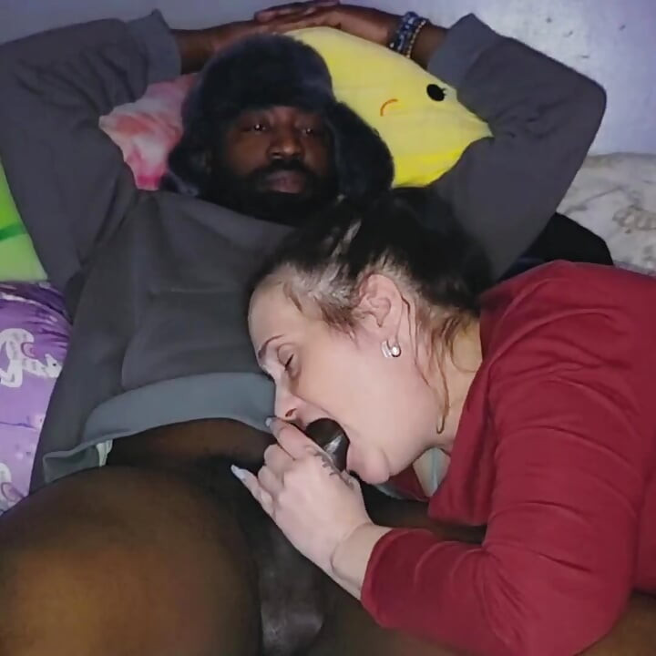 Mama vitregă obsedată excitată suge și fute o pulă neagră până când el ejaculează în ea