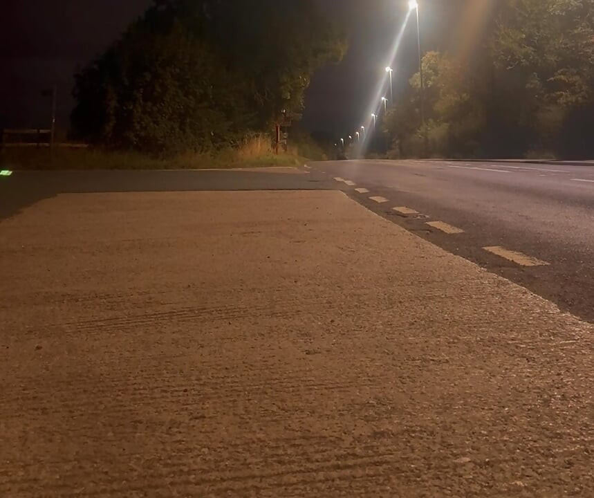 Gola s automobilima koji prolaze