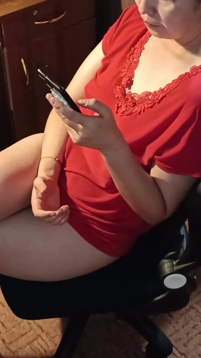 Milf communicating with her husband on the phone can not miss a neighbor's cock, suck and swallow cum | Clip 3