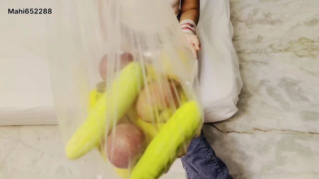 jeens wali bhabhi ko fruit dene jaakar mera lalach aa gaya dekhkar phir bhabhi ko pata kar choda