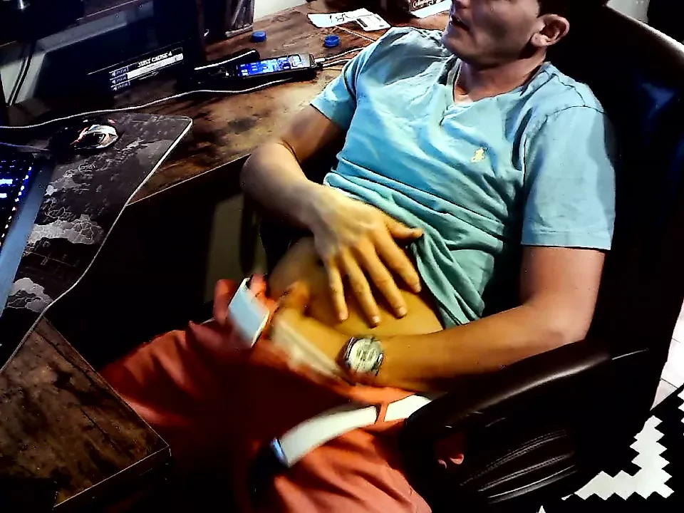 在网络摄像头前撸管