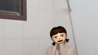 Weißer Mädchentanz im Badezimmer