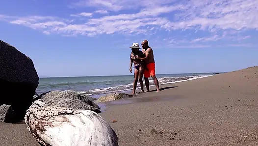 Ateşli latin plajda sikiliyor