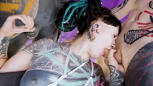 Inked teenie-mädchen von zwei schwänzen zerstört - grober anal-fMM-dreier