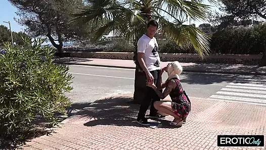 Спонтанный секс, голодная на дороге, милф отдаёт всё