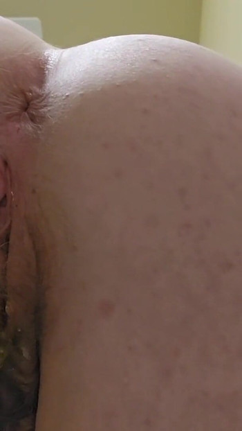 Tri mokraće, dva toaleta | Klip 2