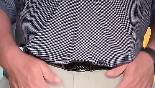 sadece iş yerinde altında özel bir şey olan bir adam
