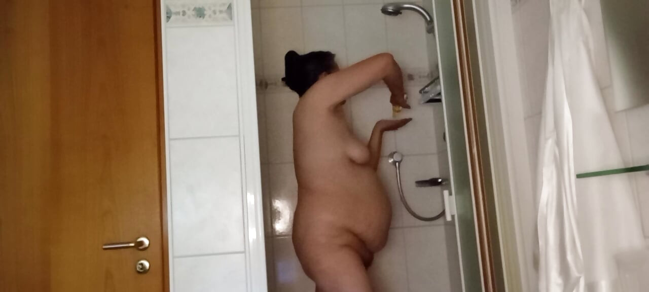 Χοντρή Γερμανίδα BBW λαδώνει το τεράστιο σώμα της - σούπερ λαμπερό και ολισθηρό μετά το ντους