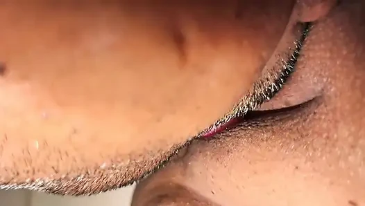 Apni wife ke chut ko ragad kar khub pela.