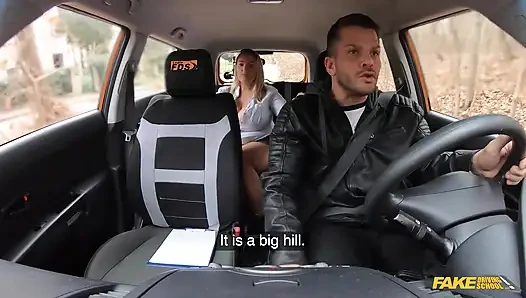 Fake driving school - crystal swift zeigt ihre titten, um einen führerschein zu machen