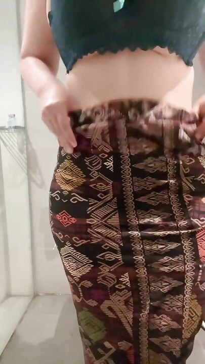 Sexy White Kebaya Hijab Girl Plays in the Toilet Until She Squirts