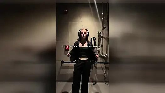 Kaum legales mädchen wird während des TikTok-livestreams hart gefingert!