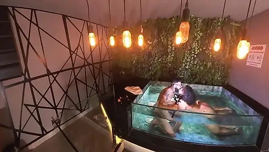 Adegan ekstra di kolam renang mini sama temanku yang berpantat besar