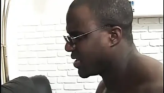 Бабушка с большим количеством апетитов обожает принимать его от черных до белых мужчин