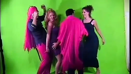 Porno çekerken biraz eğleniyor