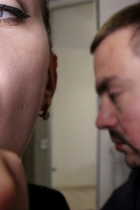 Alex mit hochglänzenden und roten lippenstiften bedeckt, küsst er auf seinem gesicht!