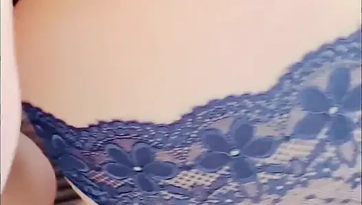 Karımı külotunu çıkarmadan sikiyorum, spermle dolu!